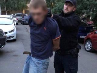 В Одессе мужчина «под кайфом» крушил припаркованные во дворе автомобили